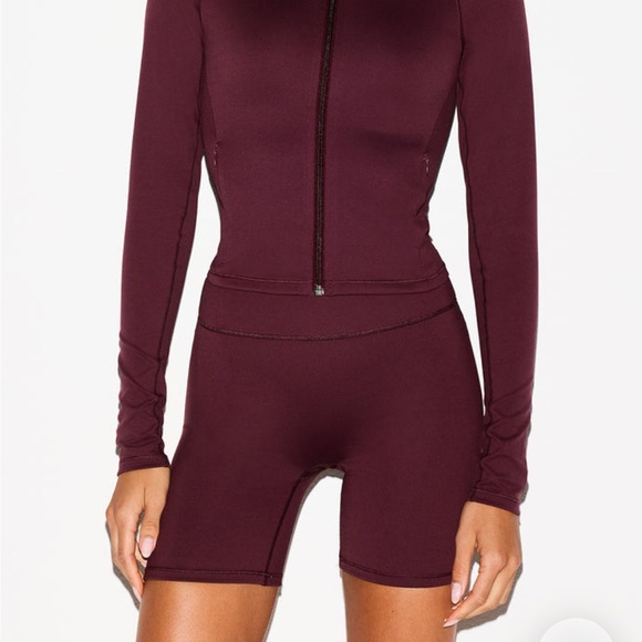 NikeSKIMS MATTE 5" BIKER SHORT CURRANT NWT Sz M Skims Nike Kim Kardashian red - Picture 1 of 9